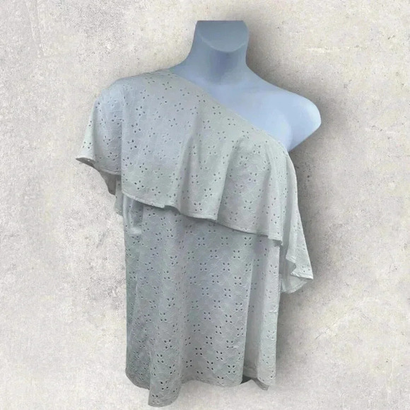 White eyelet top off one shoulder women's size Torrid size 4, great Condition - Picture 2 of 9